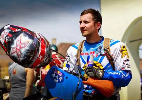 EXCLUSIV / Dani Oţil a făcut spectacol cu motorul, în parc. Vezi cine i-a fost "copilot"