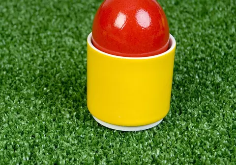 Tradiție de Paște | De ce este bine să te speli cu apa în care a fost pus un ou roșu