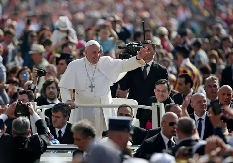 iPad-ul Papei Francisc, scos la LICITAȚIE