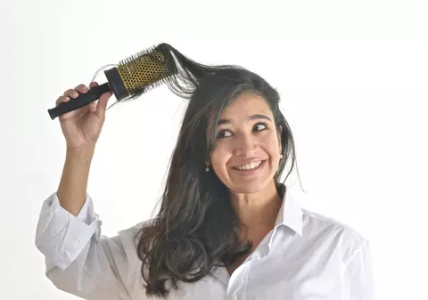 Ți se îngrașă părul foarte repede? Ce boli poate ascunde acest lucru