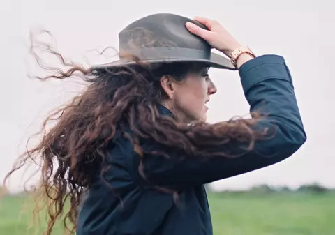 Tu știi la ce PERICOLE ești expus când bate vântul? Vezi cum te poți proteja