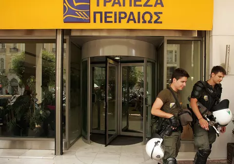 Piraeus Bank şterge datorii de până la 20.000 de euro pentru clienţii din Grecia afectaţi de criză