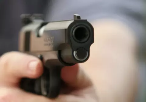Agent de pază înarmat cu un pistol, depistat de SPP în apropiere de Arcul de Triumf şi dus la Poliţie