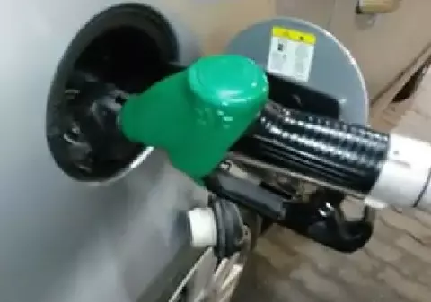 Răspunsul ROMPETROL după ce pe Internet a apărut un filmuleț în care "SE FURĂ" la pompă | VIDEO