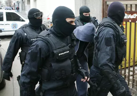 Zeci de proxeneți ”săltați” de polițiști