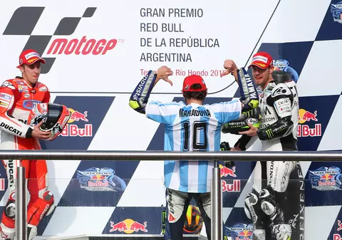 Valentino Rossi, la picioarele lui Diego Armando Maradona! Italianul s-a impus în Argentina și a sărbătorit succesul în tricoul lui El Pibe D'oro / GALERIE FOTO
