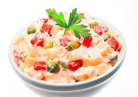 Vine PAȘTELE! Dacă îți zicem CÂTE CALORII are O LINGURĂ de SALATĂ de BOEUF, NU MAI MĂNÂNCI!