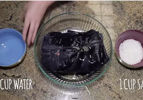 E GENIAL! Adaugă sare în apă când îți speli blugii și vezi ce se întâmplă | VIDEO