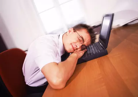 Trei metode să NU ADORMI la BIROU