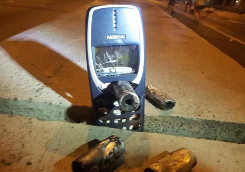 Nu e o glumă! Un telefon ”antic” a oprit glonțul și i-a salvat viața unui bărbat