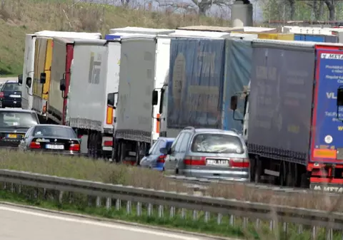 Autostradă blocată de un tractor! Poliţiştii au rămas fără cuvinte când au văzut cine era la volan