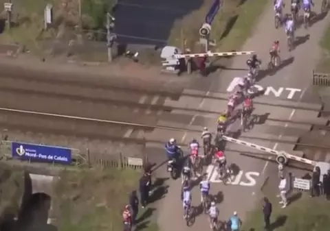 Cicliștii care au forțat trecerea cu barieră peste calea ferată vor fi dați în judecată de SNCFF / VIDEO