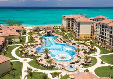 Românii fac ravagii la all inclusive: bărbații ”încarcă” aproape trei porții, în timp ce femeile...