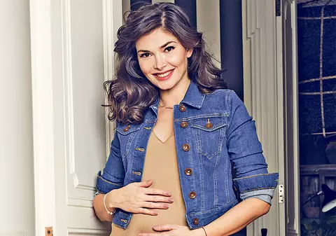 Prima fotografie cu burtica Alinei Pușcaș | Însărcinată în trei luni, vedeta TV își etalează mândră rotunjimile