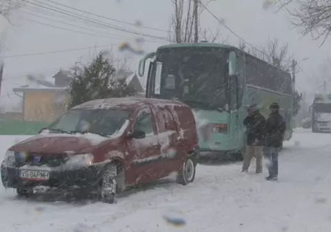 Viscolul a făcut prăpăd în România: Peste două sute de persoane au rămas blocate în maşini din cauza zăpezii