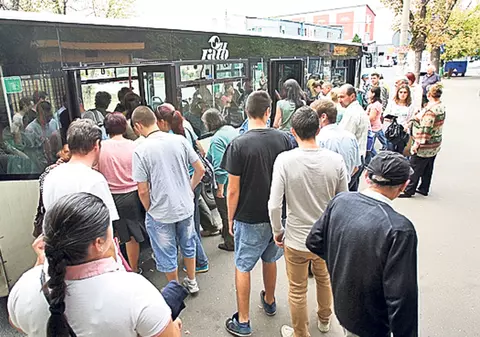 CE NE ENERVEAZĂ | Repeziţii care blochează coborârea din autobuz