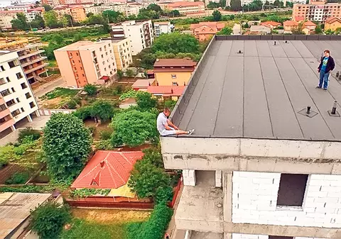 La un pas de tragedie! A vrut să se arunce de pe bloc fiindcă l-a lăsat nevasta