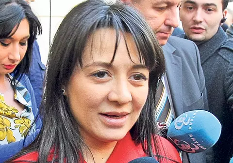 Oglindă, oglinjoară, care-i mai frumoasă din ţară?