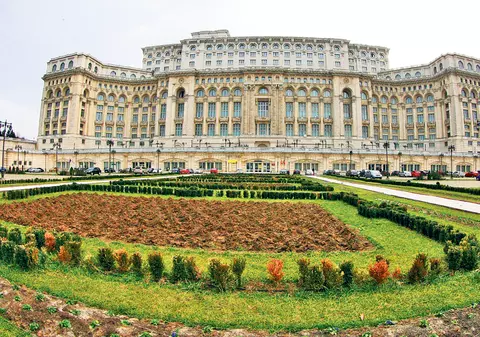 UPDATE. Aleșii vor un nou drapel național pe Palatul Parlamentului, în valoare de peste 50.000 de euro