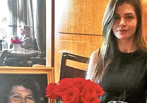 Amintirea mamei o bântuie | Moni, în lacrimi, în America