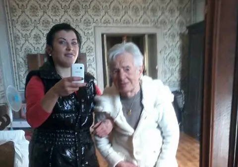 Declaraţiile scandaloase ale femeii care a umilit o bătrână în Italia: "Am făcut-o pentru copiii mei"