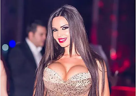 Loulou, iubita lui Lazarus, luată pe sus de către jandarmi I FOTO