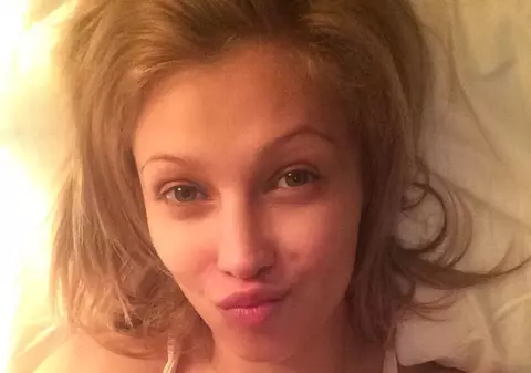 Lora, faţă-n faţă cu fostul soţ, în club. Au avut spectacole în acelaşi local