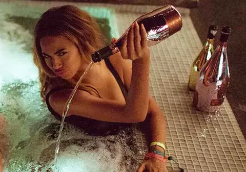 Aronganţa lui Beyonce, criticată de mii de oameni. Diva a turnat în jacuzzi o şampanie de 20.000 de euro