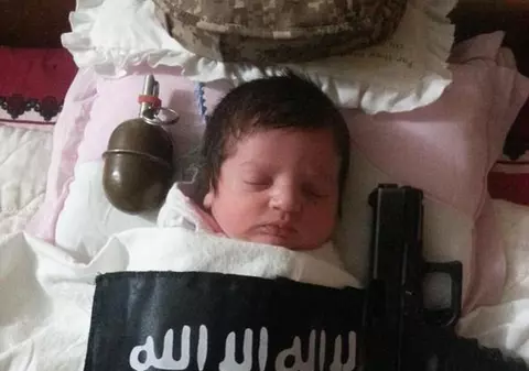 Imagine ȘOCANTĂ în care apare copilul unui presupus luptător ISIS dormind lângă un pistol și o grenadă