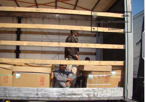 Pakistanezi și afgani ”camuflați” între suluri de hârtie igienică