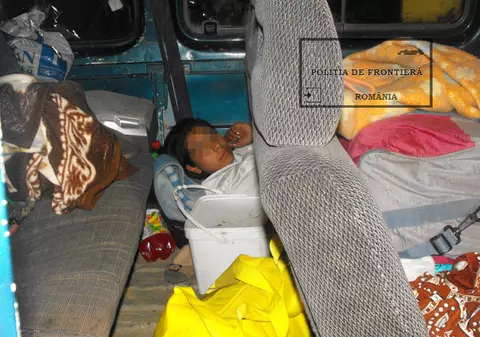 Ce au găsit ascunsă sub o pătură polițiștii de frontieră din Arad! Te lasă mască