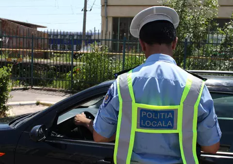 Polițist local, lovit cu mașina de un primar