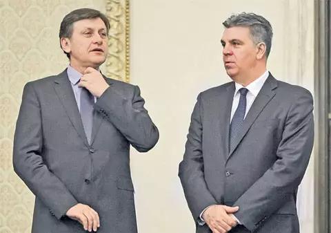 Un politician de la noi se căsătorește cu una dintre consilierele sale