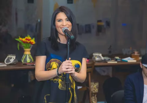 Sarcina cântăreței Ellie White este în pericol! Este în luna a opta și are deja contracții