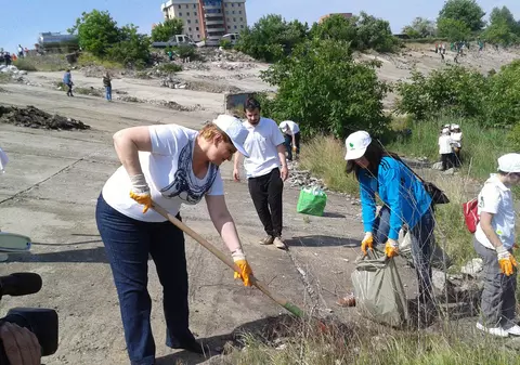 Ministru la ”sapă”! Șefa ”de la” Mediu a curățat ”Delta Bucureștiului”