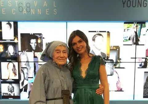 Șoc pe covorul roșu de la Cannes! Hainele ei simple au contrastat cu ținutele glamour!