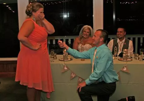 Adevărul din spatele imaginii care a isterizat internetul. Cine e, de fapt, femeia cerută în căsătorie la o nuntă, în faţa mirilor