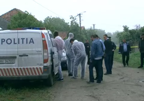 TERIFIANT! Un bărbat din Satu Mare și-a răstignit mama, cu o icoană pe piept