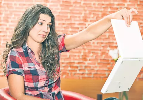 Gesturi pe care le faci zilnic ce-ţi pot distruge laptopul