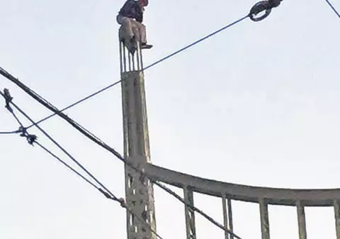 Un arădean a creat panică după ce s-a urcat pe stâlpul unui pod de peste Mureș, amenințând că se sinucide
