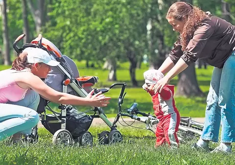 Legea care ar fi venit în sprijinul a 380.000 de femei, amânată de «concediul» senatorilor