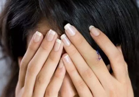 REVOLTĂTOR! Părinţii unei tinere bolnave de HIV i-au furat 1 milion de euro. Fata e disperată