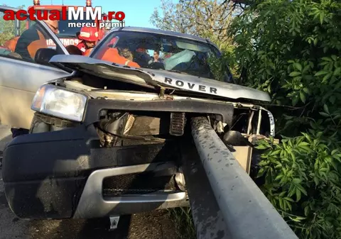 Imagini de groază! Doi iubiți au murit în propria mașină, străpunși de un parapet metalic 