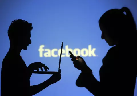 Trei eleve, la un pas de puşcărie după ce i-au spart contul de Facebook al unei colege. Ce au setat la imaginea de profil a fetei 