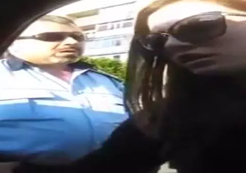 Două fete, agresate de poliţiştii din Râmnicu Vâlcea în plină stradă. Incidentul a fost filmat VIDEO