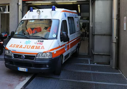 Fetiţă din România, în stare gravă după ce a căzut în gol şase metri, într-un parc din Italia | FOTO