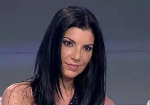 Andreea Tonciu și-a arătat noii sâni. S-a deschis la cămașă în direct: ”Nu am sutien” | FOTO