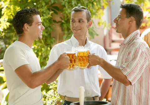 Câtă bere vor bea românii în mini-vacanţa de 1 Mai?