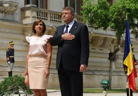 Uimitor cât de modestă este Carmen Iohannis! Cât costă ținuta pe care a purtat-o la recepția de Ziua Europei