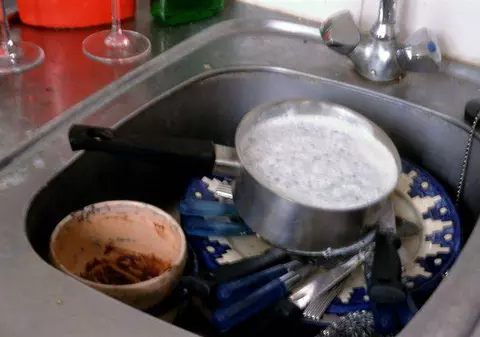 Trucul care-ţi desfundă chiuveta în 2 minute! Ai tot ce-ţi trebuie în cămară